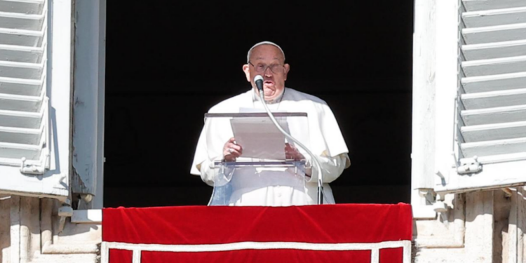 “Basta de colonizar a los pueblos con las armas”: papa Francisco