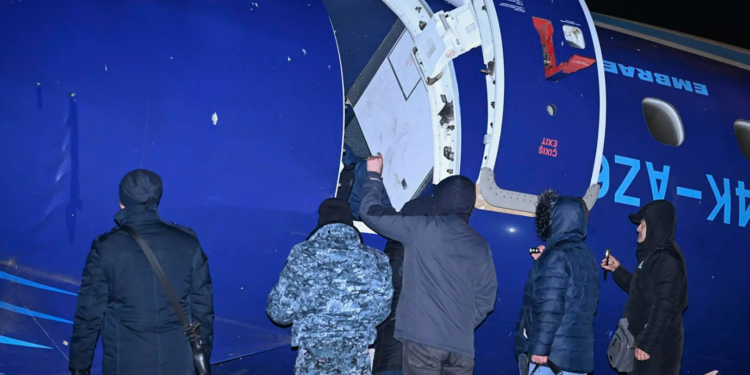Azerbaiyán Airlines dice que el avión sufrió “interferencias físicas y técnicas externas”