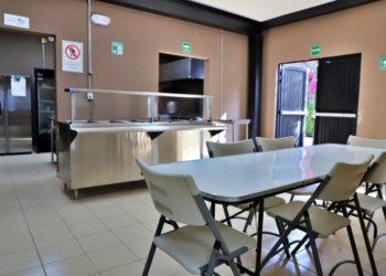 Celebran Navidad en el albergue