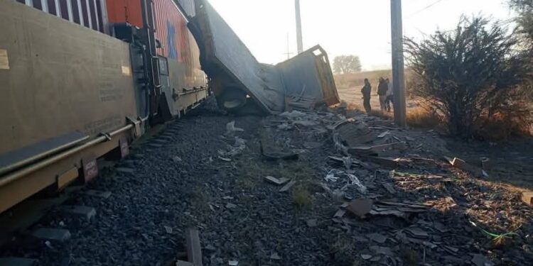 Quiere ganar el paso al tren y es arrastrado