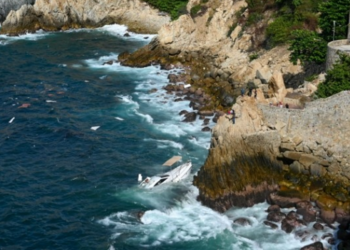 Sufre accidente embarcación en La Quebrada de Acapulco