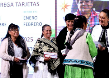 Sheinbaum entrega primeras tarjetas de la Pensión Mujeres Bienestar