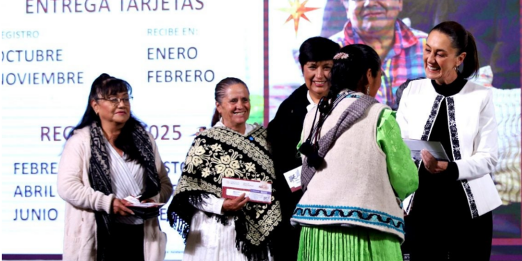 Sheinbaum entrega primeras tarjetas de la Pensión Mujeres Bienestar