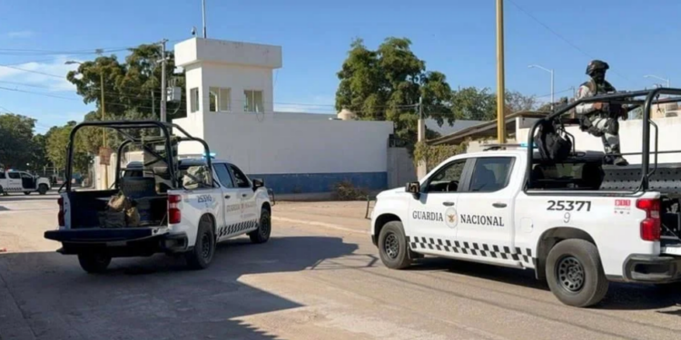 Ataca comando base policial en Sinaloa