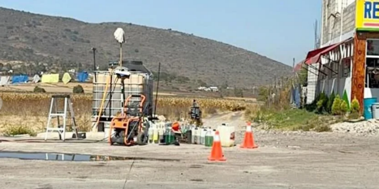 Venden huachicol cada 100 metros en la México-Querétaro 