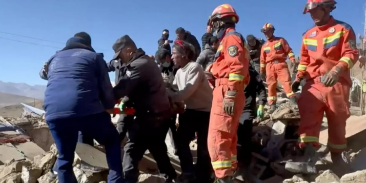 Aumentan a 95 los muertos por el sismo de magnitud 6.8 en la región china del Tíbet