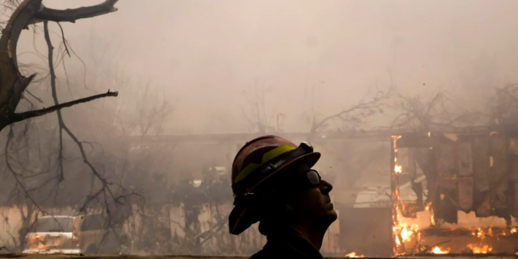 Diez muertos y más de 10 mil estructuras en cenizas por incendios en Los Ángeles, California