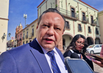 Que no se descarta que  se reestablezcan horarios  de antros: Felifer Macías