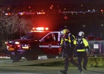 Autoridades buscan a sobrevivientes de accidente entre avión y helicóptero en Washington DC