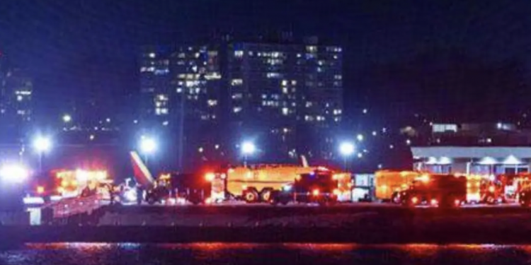 Rescatistas aún buscan a 14 desaparecidos del accidente aéreo en Washington D.C.