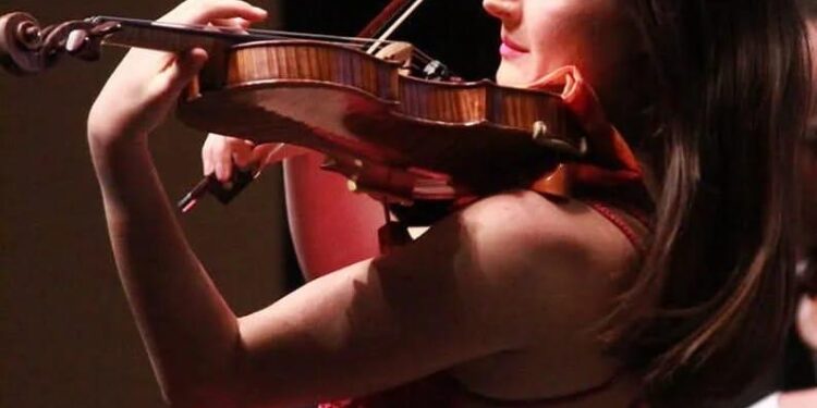 Invita la OFEQ a una noche de virtuosismo y magia orquestal en el Teatro Metropolitano