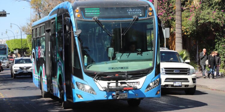 Analizan aumentar salario de conductores de QroBus