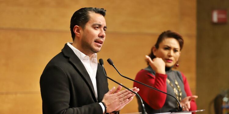 Invita Felifer Macías a la megaconsulta