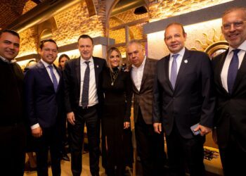 Fortalece Kuri lazos con Santander