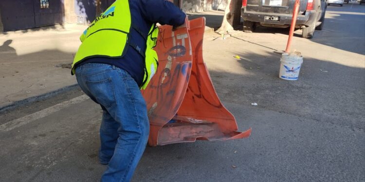 Continúan operativos de retiro de objetos en vía pública, por parte de Movilidad