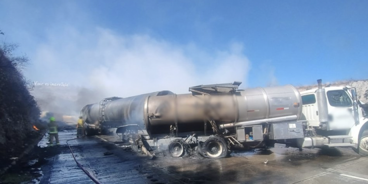 Explota pipa tras choque múltiple en autopista México-Querétaro