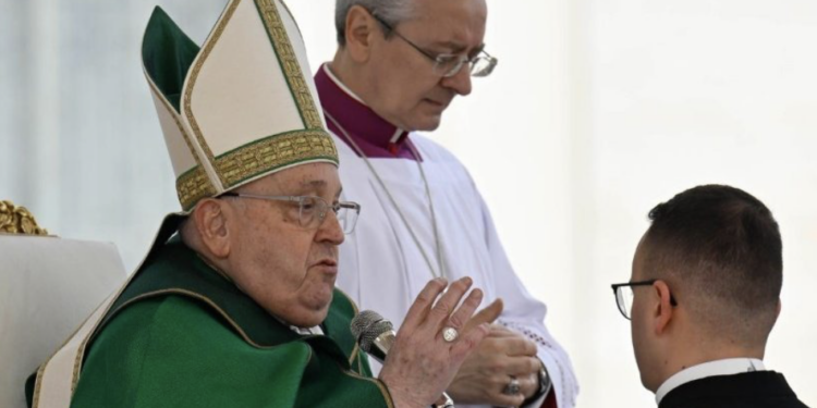 Papa Francisco pide a los ejércitos del mundo “que callen las armas y se escuche el grito de la paz”
