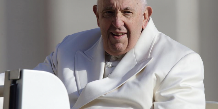 Papa Francisco es ingresado al hospital por bronquitis