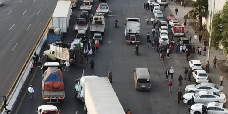 Inician bloqueos en la México-Querétaro