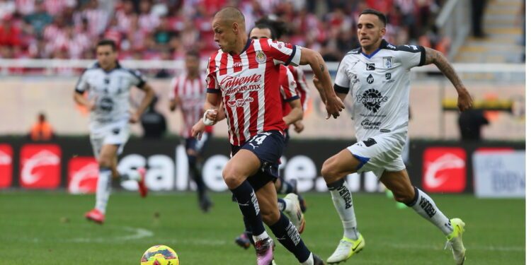 Rescata Querétaro empate ante Chivas