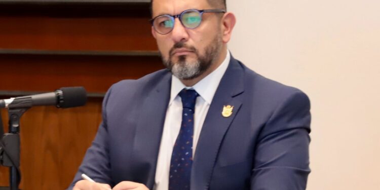 Aprueban medidas para regular el uso de dispositivos móviles en las escuelas de Querétaro