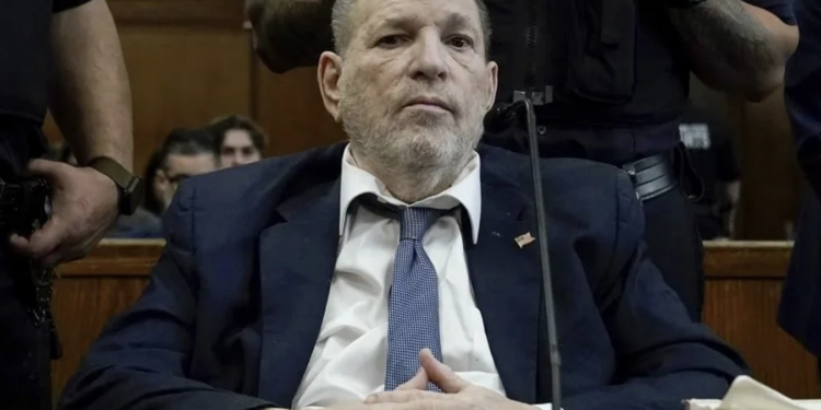 Acusa Weinstein traición financiera de su hermano