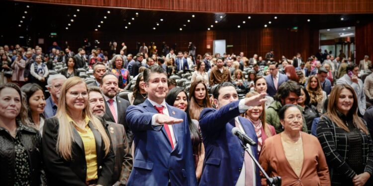 Asume Erik Osornio diputación federal en la LXVI Legislatura