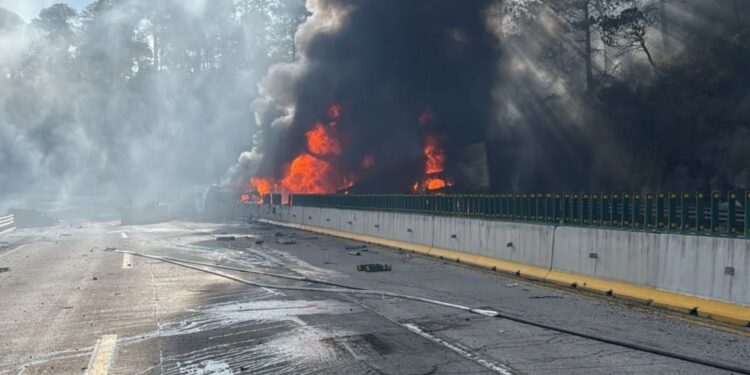 Carambola en la México-Puebla deja 6 muertos; autopista permanece cerrada