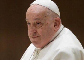 Papa Francisco pasa buena noche: se levanta y desayuna en su octavo día en el hospital