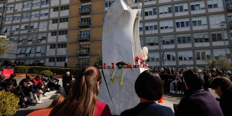 Vuelven a suministrar oxígeno al papa Francisco; pide que “recen por mí”