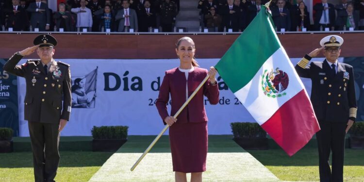 Sheinbaum reivindica la soberanía y a los migrantes en el Día de la Bandera