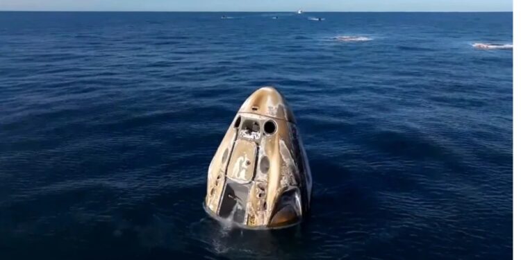 Ameriza cápsula de SpaceX con astronautas rescatados