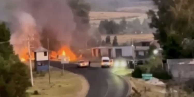Reportan balaceras, bloqueos y ataques a GN en Michoacán