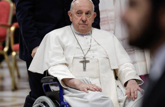Papa Francisco continúa con fisioterapia respiratoria; se le retira la ventilación mecánica