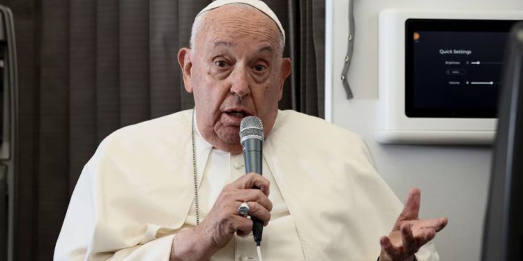 Papa Francisco agradece a médicos por cuidados y a quienes asisten a los enfermos