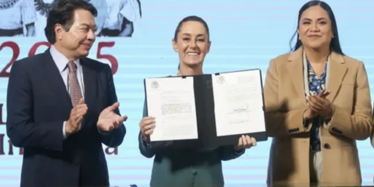 Sheinbaum firma el decreto que prohíbe la siembra de maíz transgénico