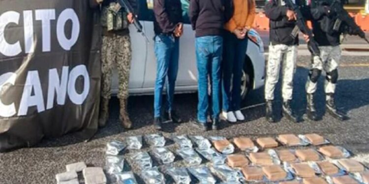 Detienen a tres por transportar 50 kilos de fentanilo y heroína en Baja California
