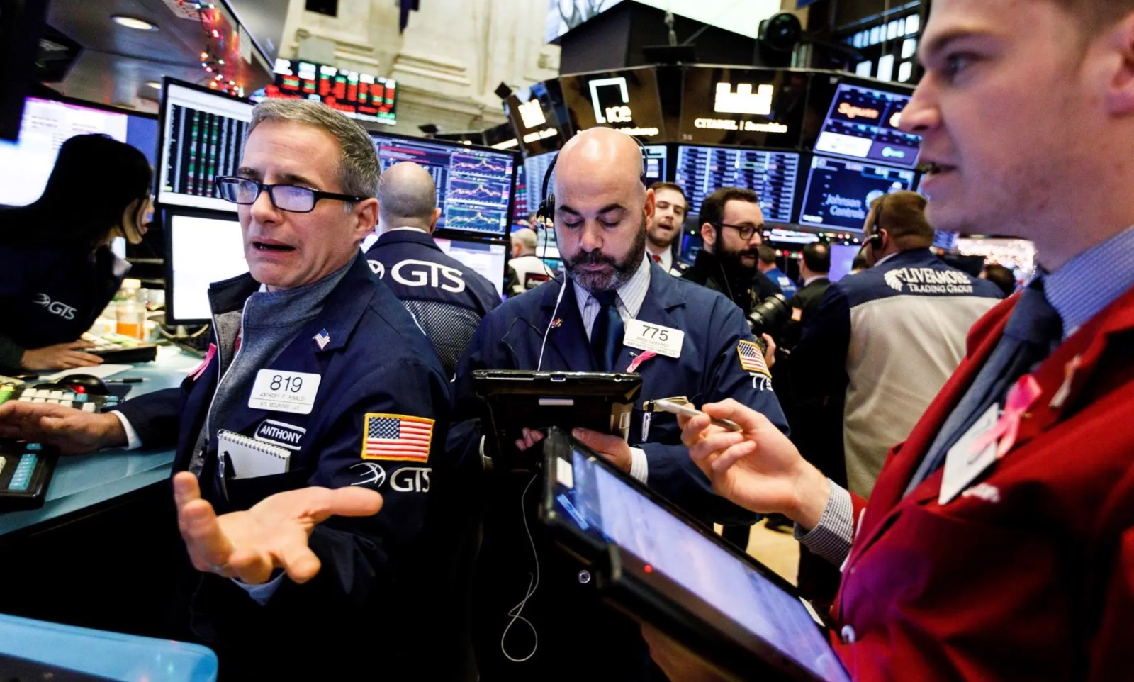 Bajan principales indicadores de Wall Street ante aranceles a México y Canadá