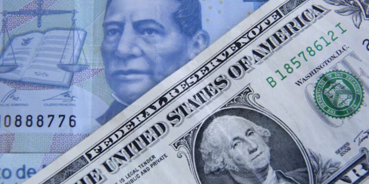 Peso mexicano cae 0.97% frente al dólar tras imposición de aranceles
