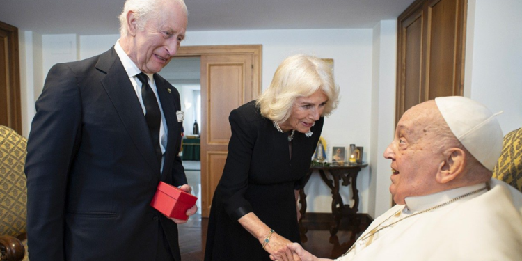 Vaticano publica la foto del Papa Francisco sin oxígeno con los reyes Carlos III y Camila