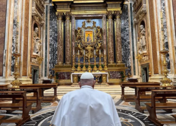 El Papa acude por sorpresa a Santa María la Mayor