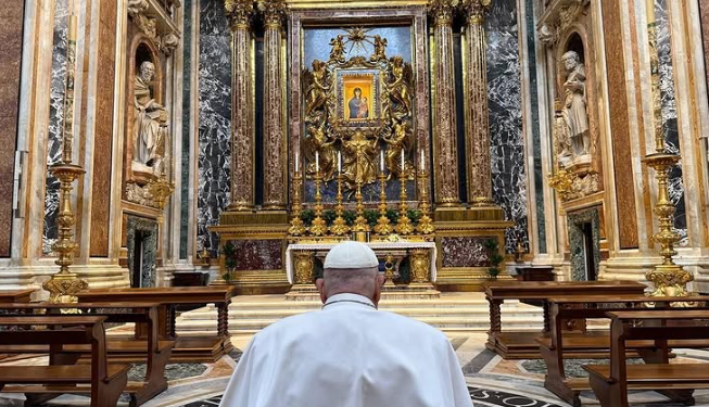 El Papa acude por sorpresa a Santa María la Mayor