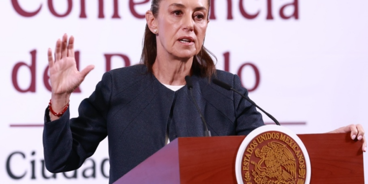 Pide Sheinbaum a bancos bajar las tasas de interés