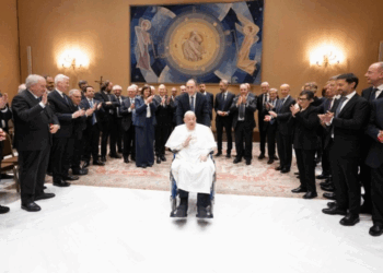“Gracias por su servicio”: Papa Francisco recibe al personal que lo trató en el hospital Gemelli