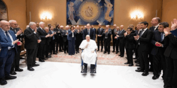 “Gracias por su servicio”: Papa Francisco recibe al personal que lo trató en el hospital Gemelli