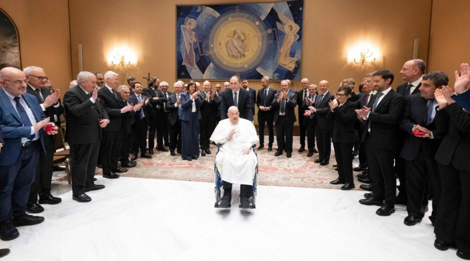 “Gracias por su servicio”: Papa Francisco recibe al personal que lo trató en el hospital Gemelli