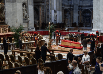 Casi 20 mil personas han desfilado ante el féretro del Papa Francisco