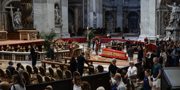 Casi 20 mil personas han desfilado ante el féretro del Papa Francisco