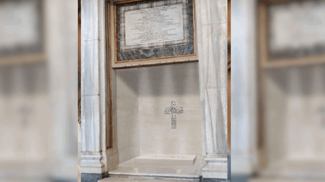 Difunden imagen de tumba del Papa Francisco