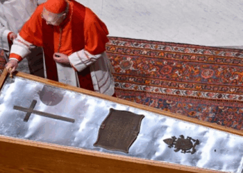 Sellan el ataúd del Papa Francisco en ceremonia privada